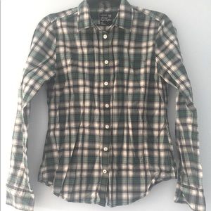 AEO lightweight plaid long sleeve button down top